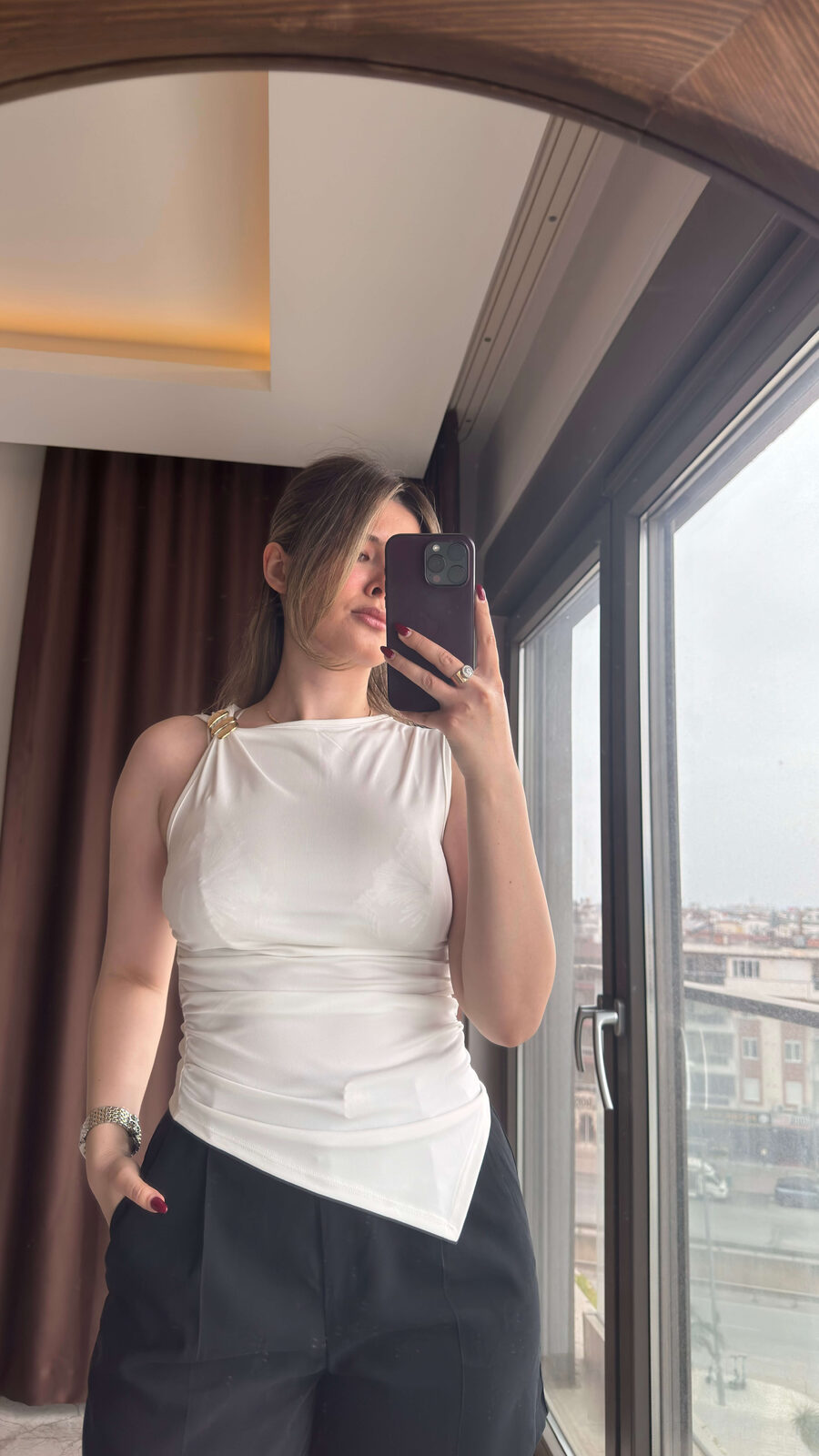 Beyaz Tokalı Bluz